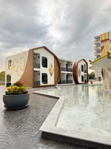 大城S3 Ayutthaya Hotel的庭院中间一座带游泳池的建筑