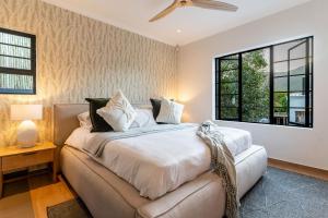 Voodi või voodid majutusasutuse Boutique Coastal Retreat toas +61 fotot