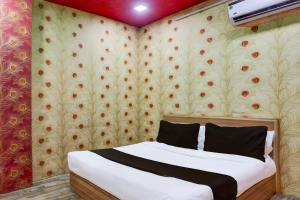 Postel nebo postele na pokoji v ubytování Super Hotel O S J Residency