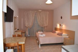 Rúm í herbergi á Xenios Zeus Hotel