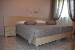 Rúm í herbergi á Xenios Zeus Hotel