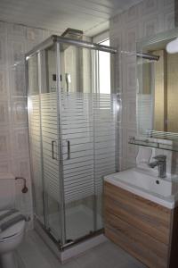 Baðherbergi á Xenios Zeus Hotel