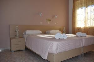 Rúm í herbergi á Xenios Zeus Hotel