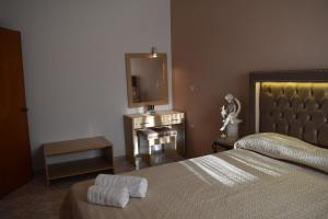 Rúm í herbergi á Xenios Zeus Hotel