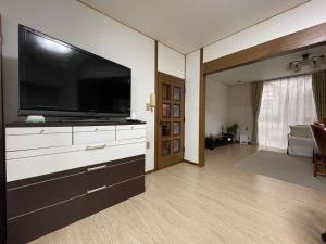 TV a/nebo společenská místnost v ubytování Slowhouse ZUSHI