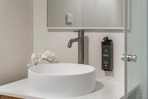 ein Badezimmer mit einem Waschbecken und einem Wasserhahn in der Unterkunft Urban Rest Bondi Beach in Sydney + 47 Fotos