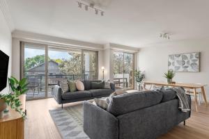 ein Wohnzimmer mit Sofa und Tisch in der Unterkunft Urban Rest Bondi Beach in Sydney