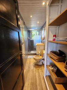 a bathroom with a refrigerator and a toilet in it at Apartamento no Histórico Noyon in Noyon +24 photos
