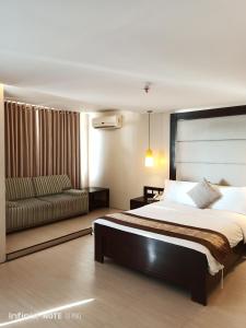 Postel nebo postele na pokoji v ubytování Coron Gateway Hotel & Suites