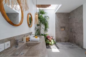 een badkamer met een grote wastafel en een douche bij Villa Lounes 1 - Walking Distance to Nyanyi Beach in Tanah Lot