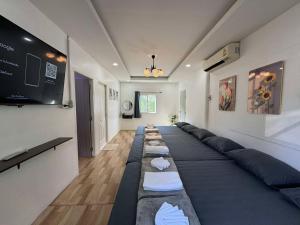 a room with a long couch with pillows on it at เคียงดาวโฮมสเตย์ โซนริมน้ำ in Kaeng Krachan