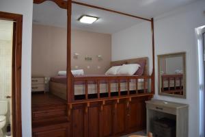 Rúm í herbergi á Xenios Zeus Hotel