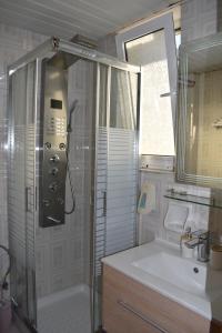 Baðherbergi á Xenios Zeus Hotel