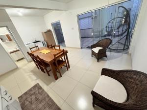 ein Wohnzimmer mit einem Holztisch und Stühlen in der Unterkunft Casa em imbe in Imbé + 13 Fotos