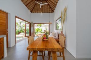 een eetkamer met een tafel met een fruitschaal erop bij Villa Lounes 1 - Walking Distance to Nyanyi Beach in Tanah Lot
