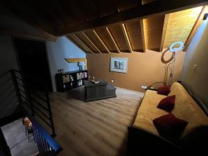 een woonkamer met een bank en een houten vloer bij Le HAUT DES CHANTS in Sapois