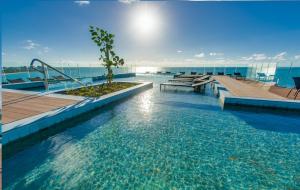 Poolen vid eller i närheten av Meridiano Hotel