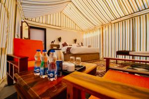 Postel nebo postele na pokoji v ubytování Desert Overnights Luxurious Camp And Resort