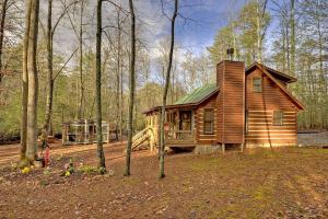 eine Holzhütte mitten im Wald in der Unterkunft Sweet Serenity Creek in Cherry Log