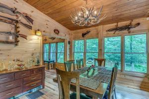ein Esszimmer mit Tisch und Stühlen in einer Hütte in der Unterkunft A River Runs Through It in Cherry Log