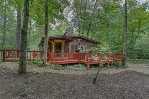 ein kleines Haus mitten im Wald in der Unterkunft A River Runs Through It in Cherry Log