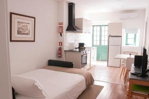 a small kitchen with a bed in a room at Casa Torta in Setúbal