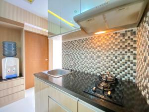 Η κουζίνα ή μικρή κουζίνα στο Simply 3BR Apartment at Gateway Ahmad Yani Cicadas By Travelio