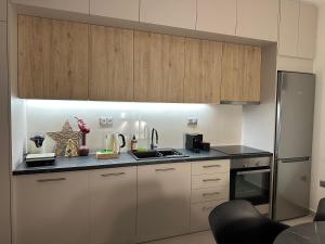 アテネにあるEstia Athens Apartmentの白いキャビネットとステンレス製の電化製品を備えたキッチン +35枚の写真