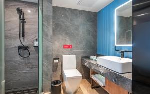 Bilik mandi di Echarm Hotel Guangzhou Jiahe Helong Branch