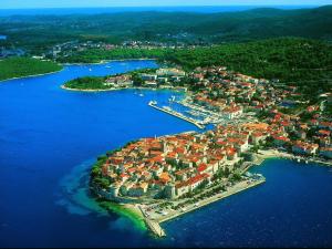 ŽrnovoにあるStone House Harmony - One Bedroom Apartment with Patio and Garden View 1の水の中の小さな島の空中写真