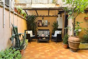 un patio con un montón de plantas y sillas en Malva, en Roma