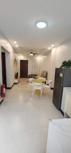 Η κουζίνα ή μικρή κουζίνα στο Kuya and Kambals 2 BR 2 Bath Apartment