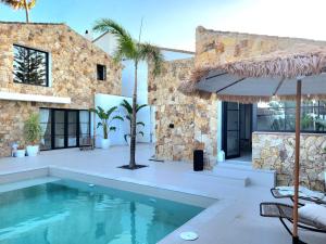 Swimmingpoolen hos eller tæt på Beachfront Villa