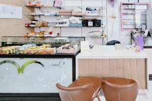a bakery with two chairs in front of a counter at Reddoorz New Melati near Stasiun Blitar in Blitar