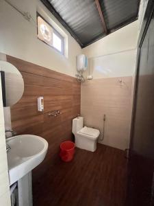 łazienka z umywalką i toaletą w obiekcie Rajkamal Homestay w mieście Bhowāli