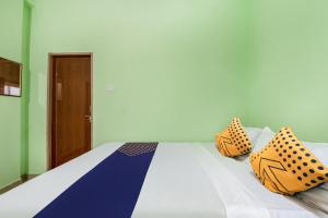 Letto o letti in una camera di SPOT ON Sri Devi Residency