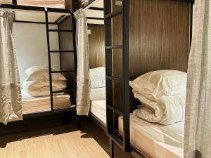 Letto o letti in una camera di Jiran Hostel Kota Kinabalu