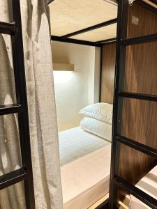 Letto o letti in una camera di Jiran Hostel Kota Kinabalu