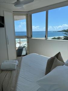 Uma cama ou camas num quarto em Sandbox Mooloolaba Beach