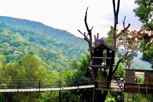 a tree house on a suspension bridge in the mountains at บ้านต้นไม้แม่กำปอง Baan TONMAI MAEKAMPONG in Chiang Mai