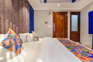 Postel nebo postele na pokoji v ubytování FabHotel Prem Bihari