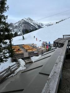 une piste de ski avec des gens qui skient sur la neige dans l'établissement Barbara Snow - Sonnleitn - Nassfeld, à Hermagor