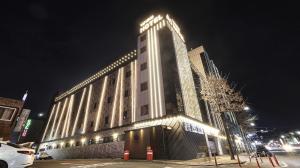 un edificio alto con luces encendidas por la noche en 포항 에이원 호텔 죽도 Pohang A1 Jukdo, en Pohang