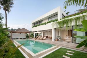een exterieuraanzicht van een huis met een zwembad bij Tias Villas in Kuta Lombok