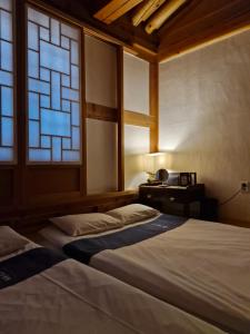 Postel nebo postele na pokoji v ubytování Soseoljae Guesthouse Gyeongju