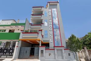 a building with a sign that readsovation at Super Super Townhouse Swaroop Inn in Chinhat