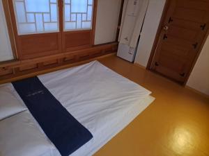 Postel nebo postele na pokoji v ubytování Soseoljae Guesthouse Gyeongju