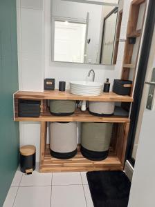a bathroom with a shelf with plates and a sink at Plein centre- 90m Cathédrale - 2ch - 4 couchages - 6 personnes in Amiens +13 photos