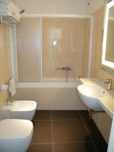 Bilik mandi di HOTEL GENOVA +9 gambar
