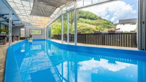 カピョンにあるGapyeong Dongban84 Glamping&Pool villaの家の景色を望むスイミングプール